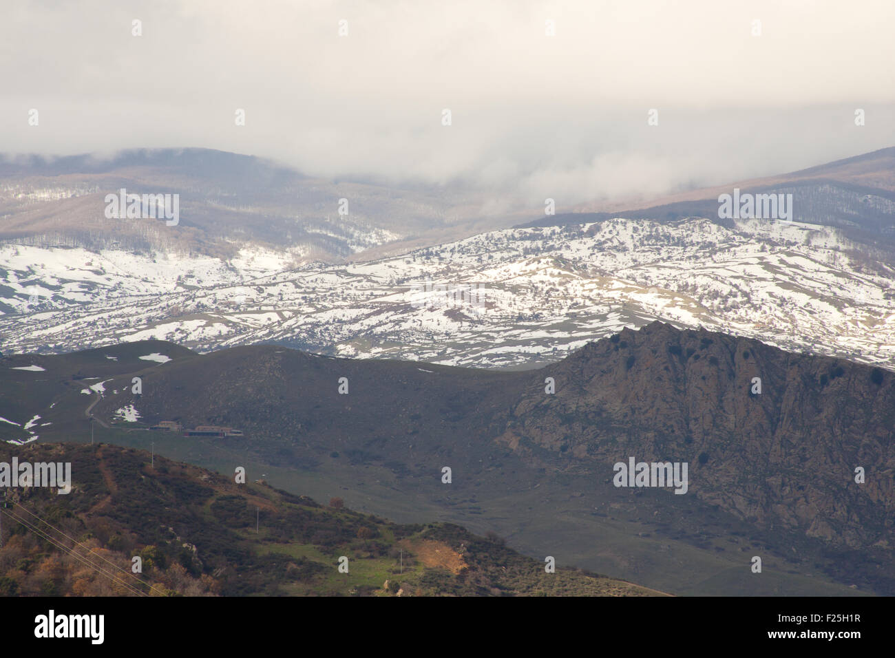 Vista dei monti Nebrodi con neve e nuvole Foto Stock