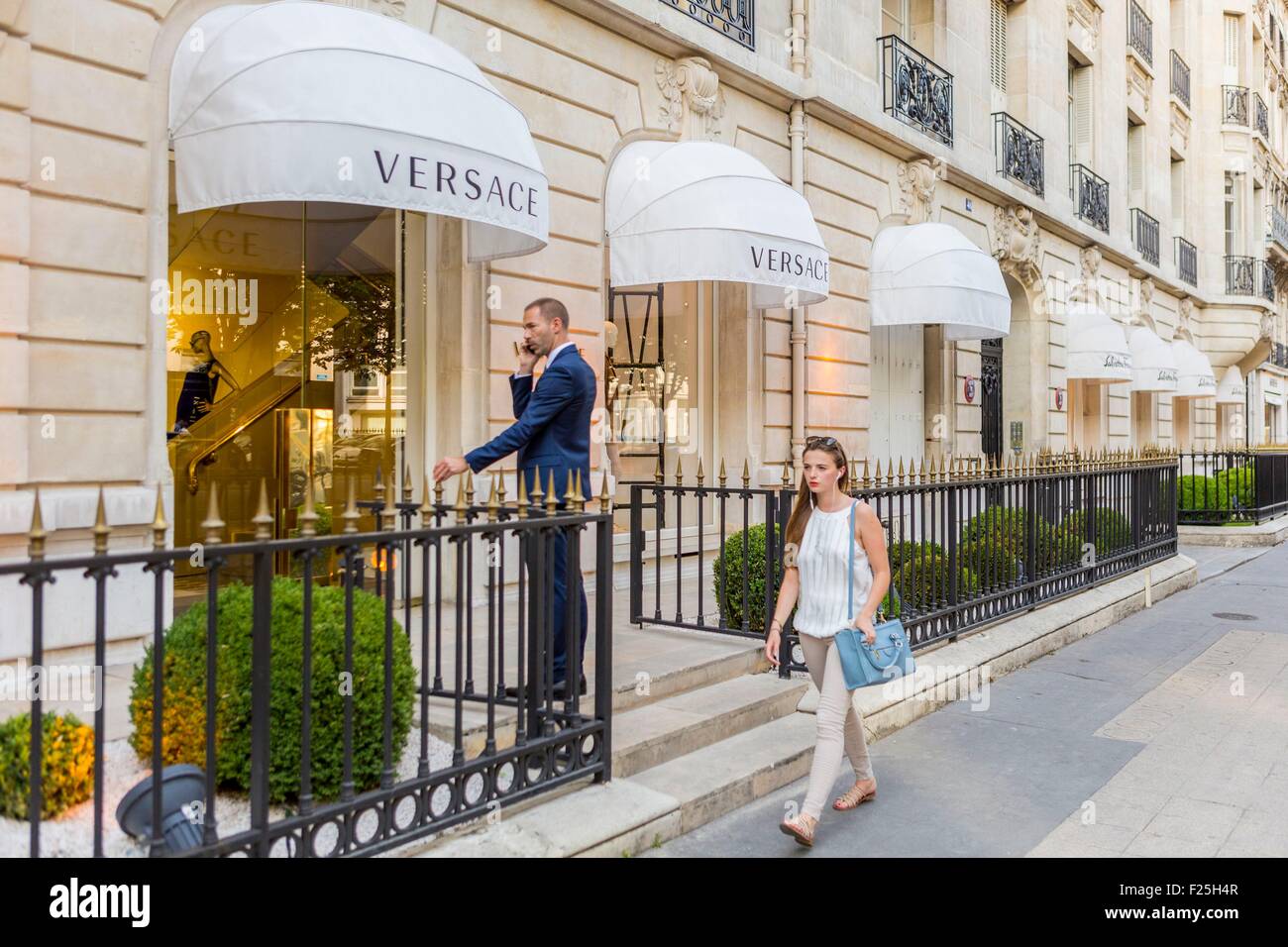 Francia, Parigi, Avenue Montaigne, la Versace shop Foto stock - Alamy