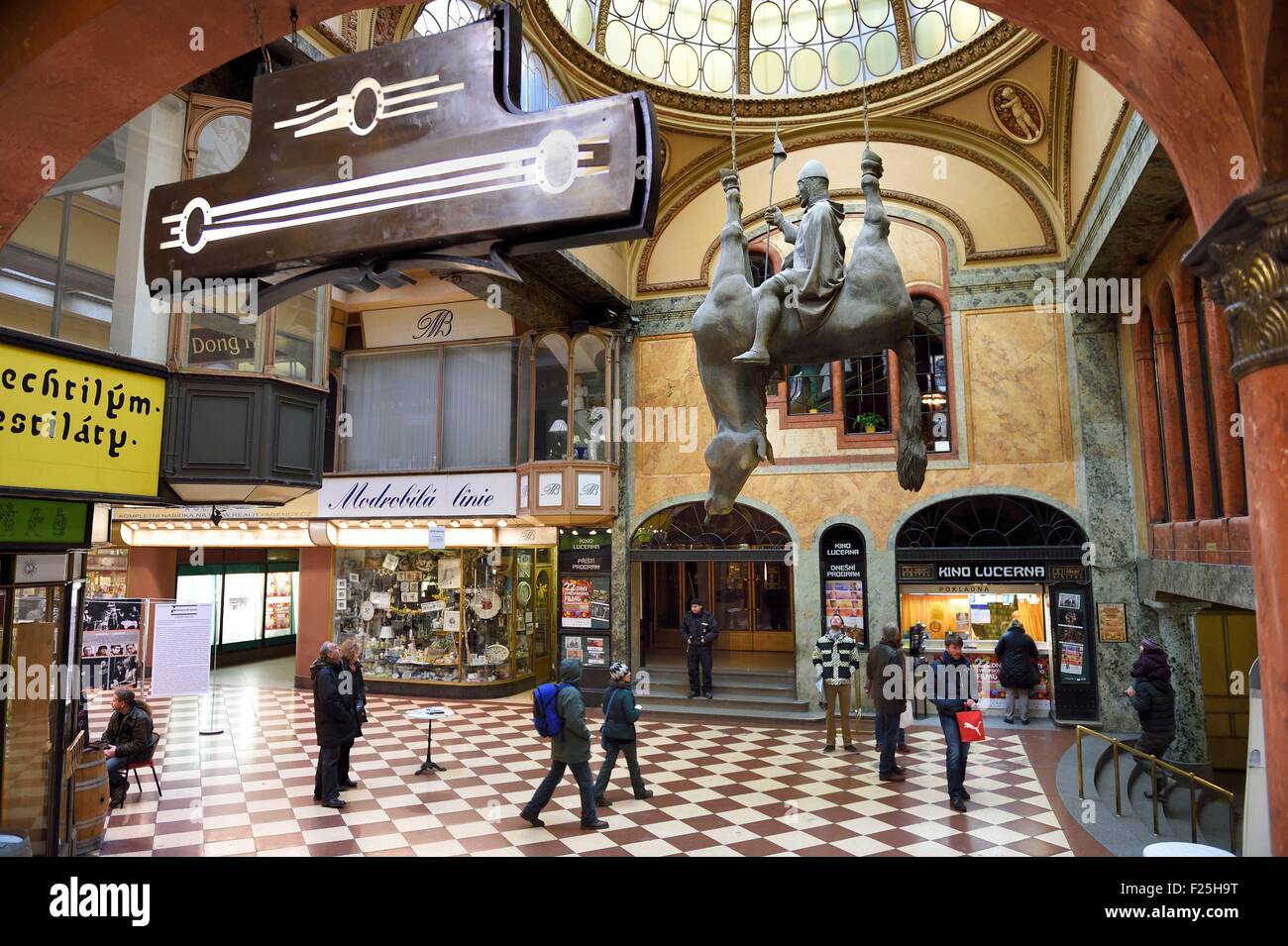 Repubblica Ceca, Praga centro storico sono classificati come patrimonio mondiale dall'UNESCO, la Città Nuova (Nove Mesto), shopping arcade di Lucerna Palace, la statua di San Venceslas dallo scultore David Cerny Foto Stock