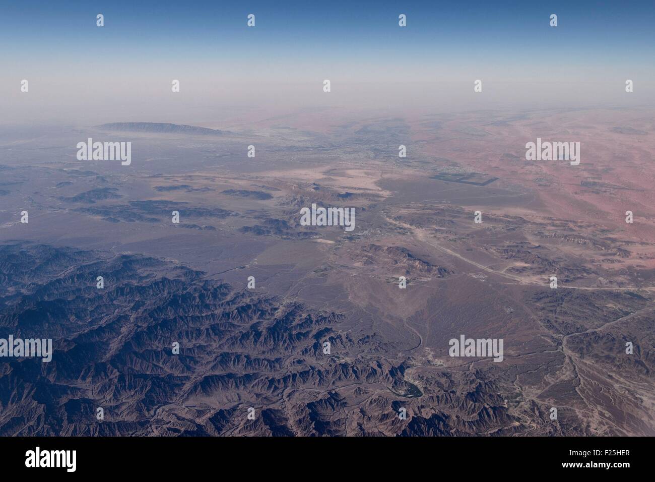 Emirati Arabi Uniti, montagne a sud di Ras al-Khaimah al confine Oman (vista aerea) Foto Stock