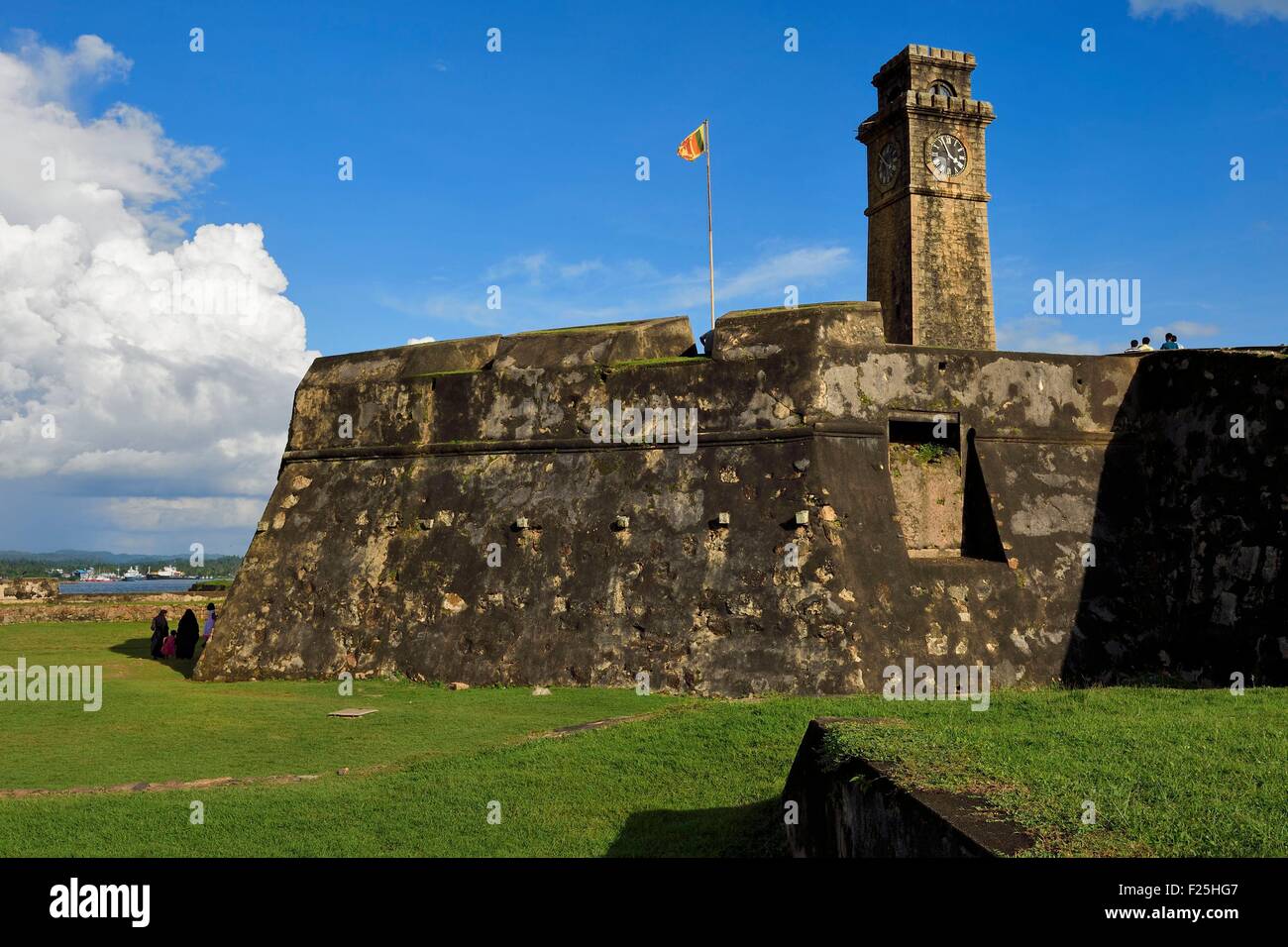 Sri Lanka, della Provincia Meridionale, Galle Fort, classificato come patrimonio mondiale dall UNESCO, il Galle torre dell orologio si affaccia sul bastione della luna Foto Stock