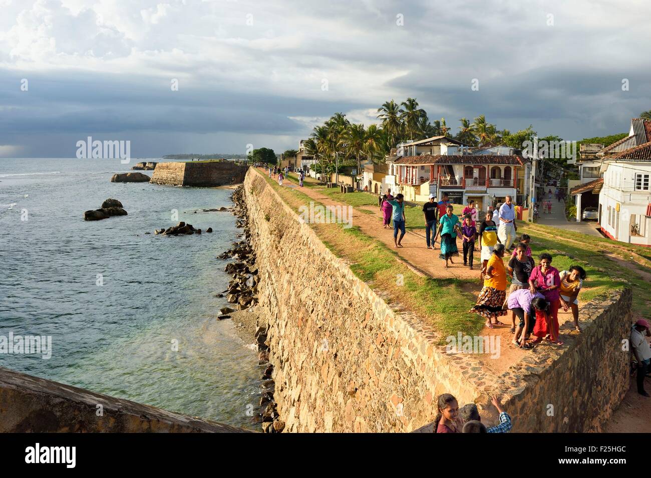 Sri Lanka, della Provincia Meridionale, Galle Fort, classificato come patrimonio mondiale dall' UNESCO, vecchie case coloniali dietro il mare delle pareti laterali della città fortificata Foto Stock