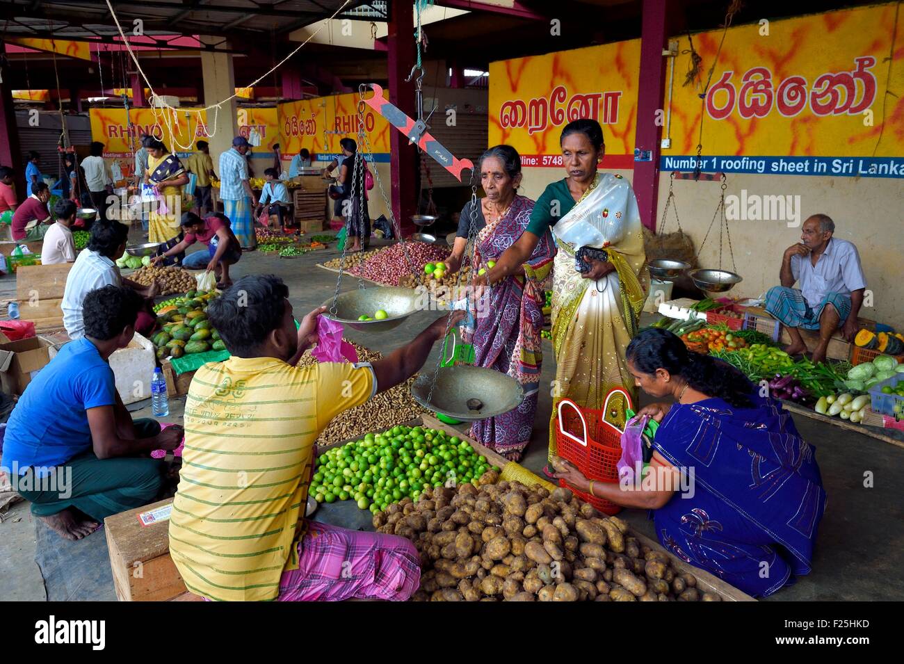 Sri Lanka, Provincia Orientale, Trincomalee, il mercato coperto, vendita di verdure Foto Stock