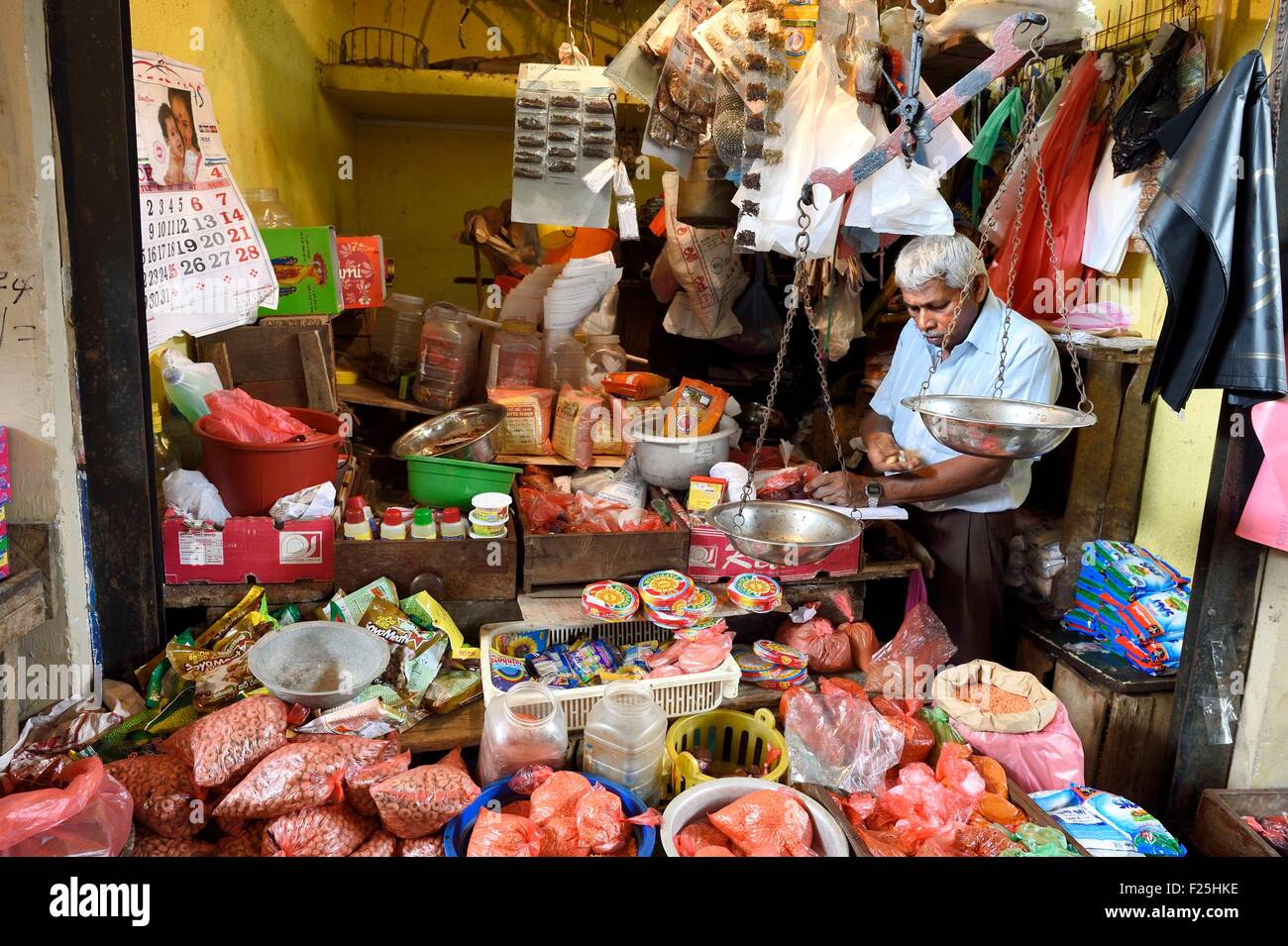 Sri Lanka, Provincia Orientale, Trincomalee, il mercato coperto, vendita di spezie Foto Stock