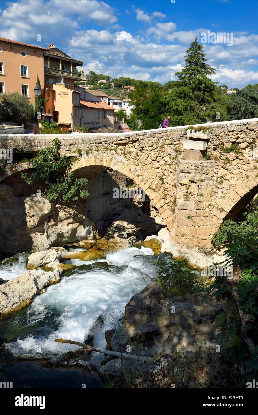 Francia, Var, Trans-en-Provence vicino a Draguignan, cascate e il ponte sul fiume Nartuby Foto Stock