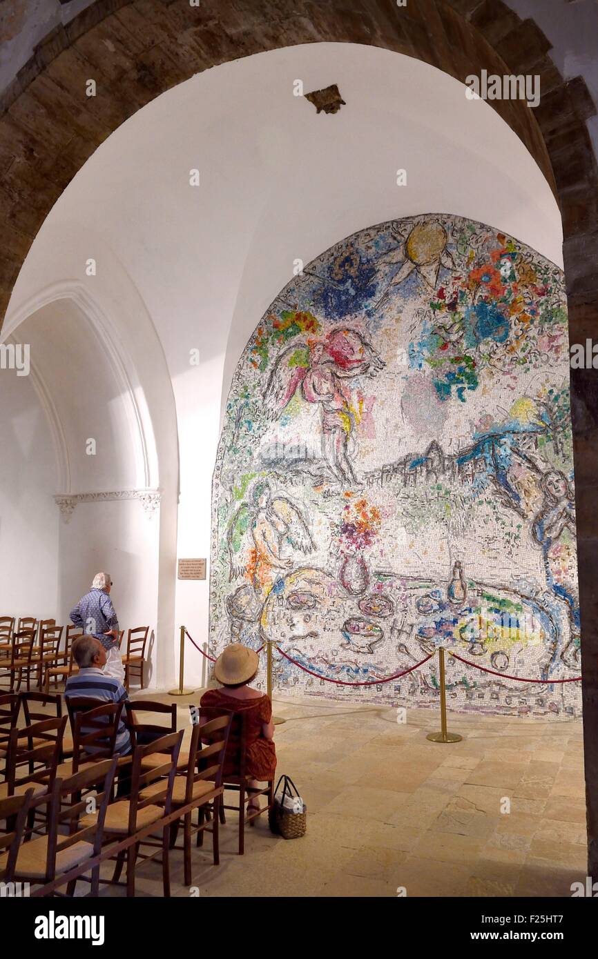 Francia, Var, il Dracenie, Les Arcs sur Argens, Sainte Roseline la cappella e la chiesa abbaziale di ex La Celle-Roubaud monastero, grande parete mosaico creato nel 1975 da Marc Chagall che rappresentano gli angeli pasto Foto Stock