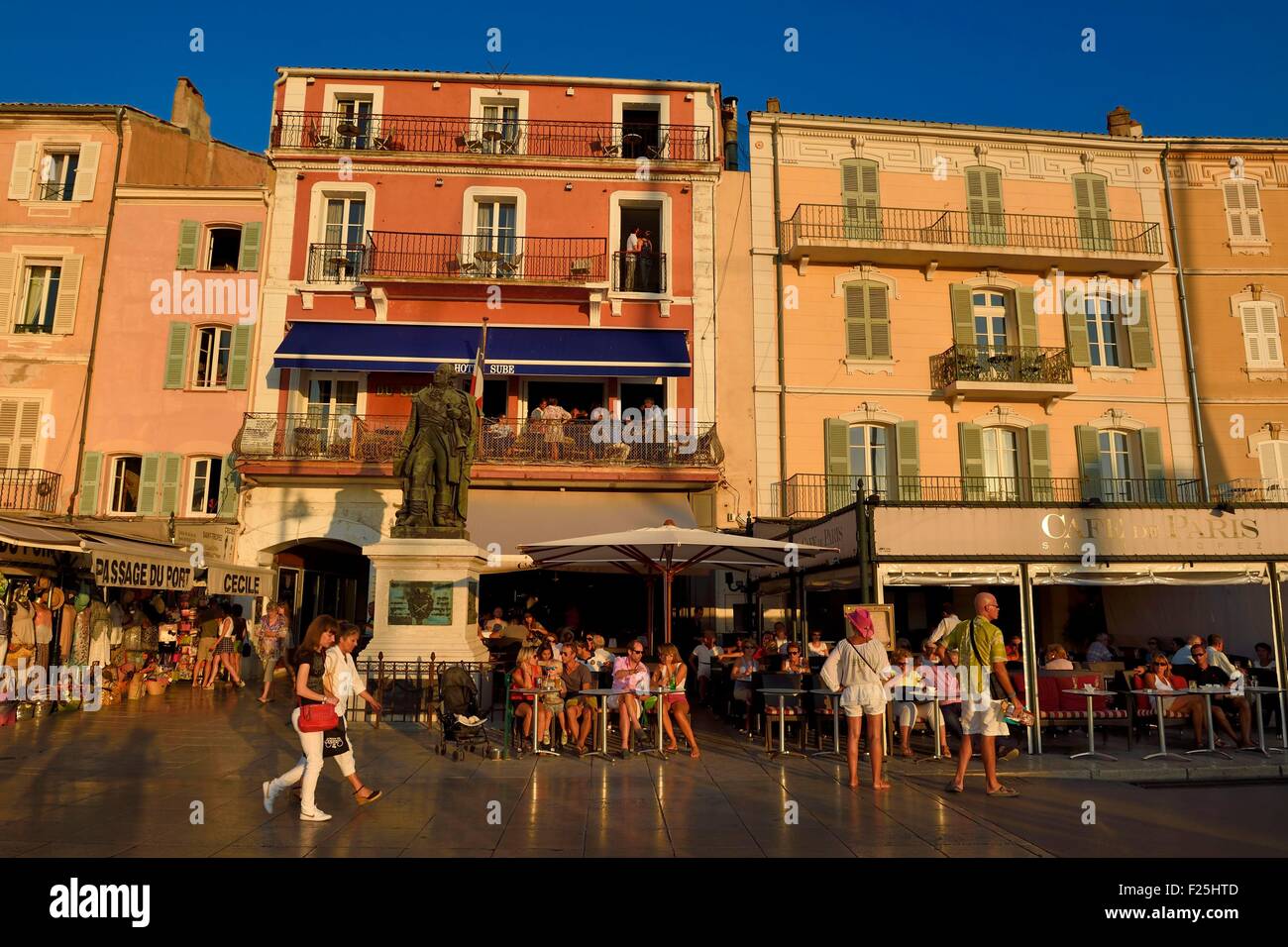Francia, Var, Saint-Tropez, terrazza del Cafe de Paris situato sulla banchina Suffren Foto Stock