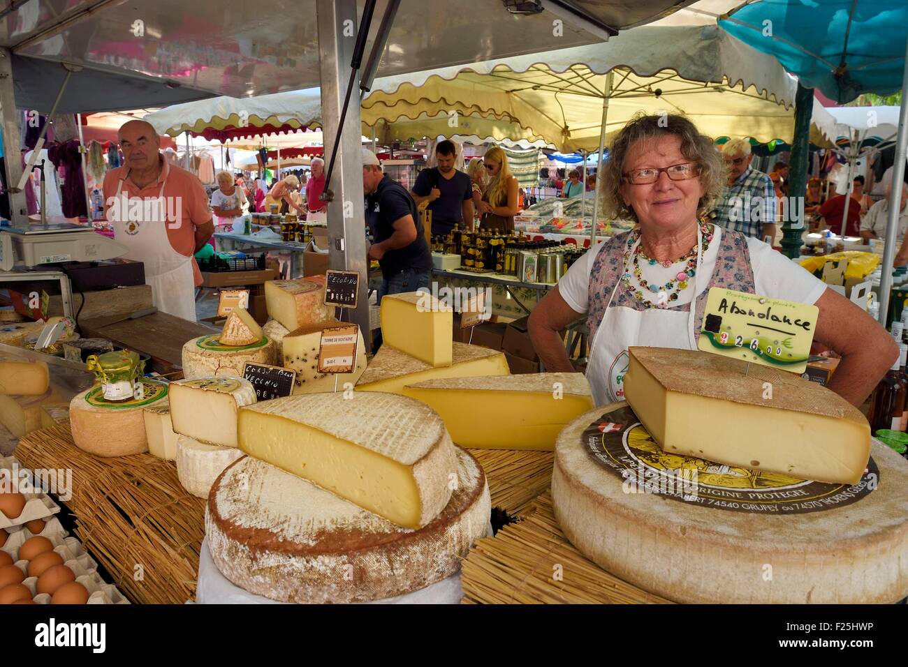 Francia, Var, golfo di St Tropez, il Port Grimaud cittadina sul mare, il mercato della domenica Foto Stock