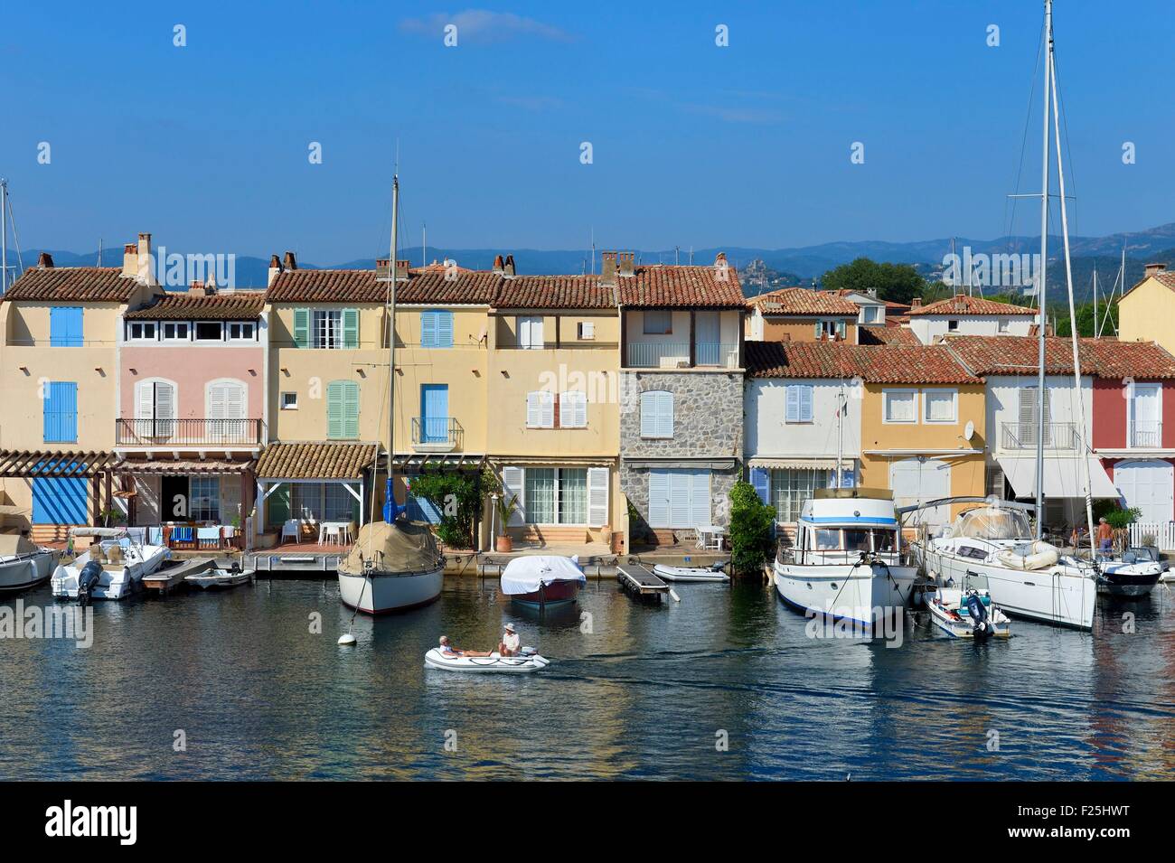 Francia, Var, golfo di St Tropez, il Port Grimaud cittadina sul mare, case con molo privato e il vecchio villaggio di Grimaud in background Foto Stock