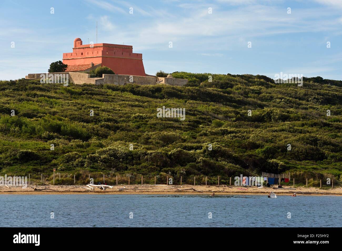 Francia, Var, Iles d'Hyeres, il Parc National de Port Cros (Parco Nazionale di Port Cros), isola di Porquerolles, Grand Langoustier restaurato e Fort privato Foto Stock