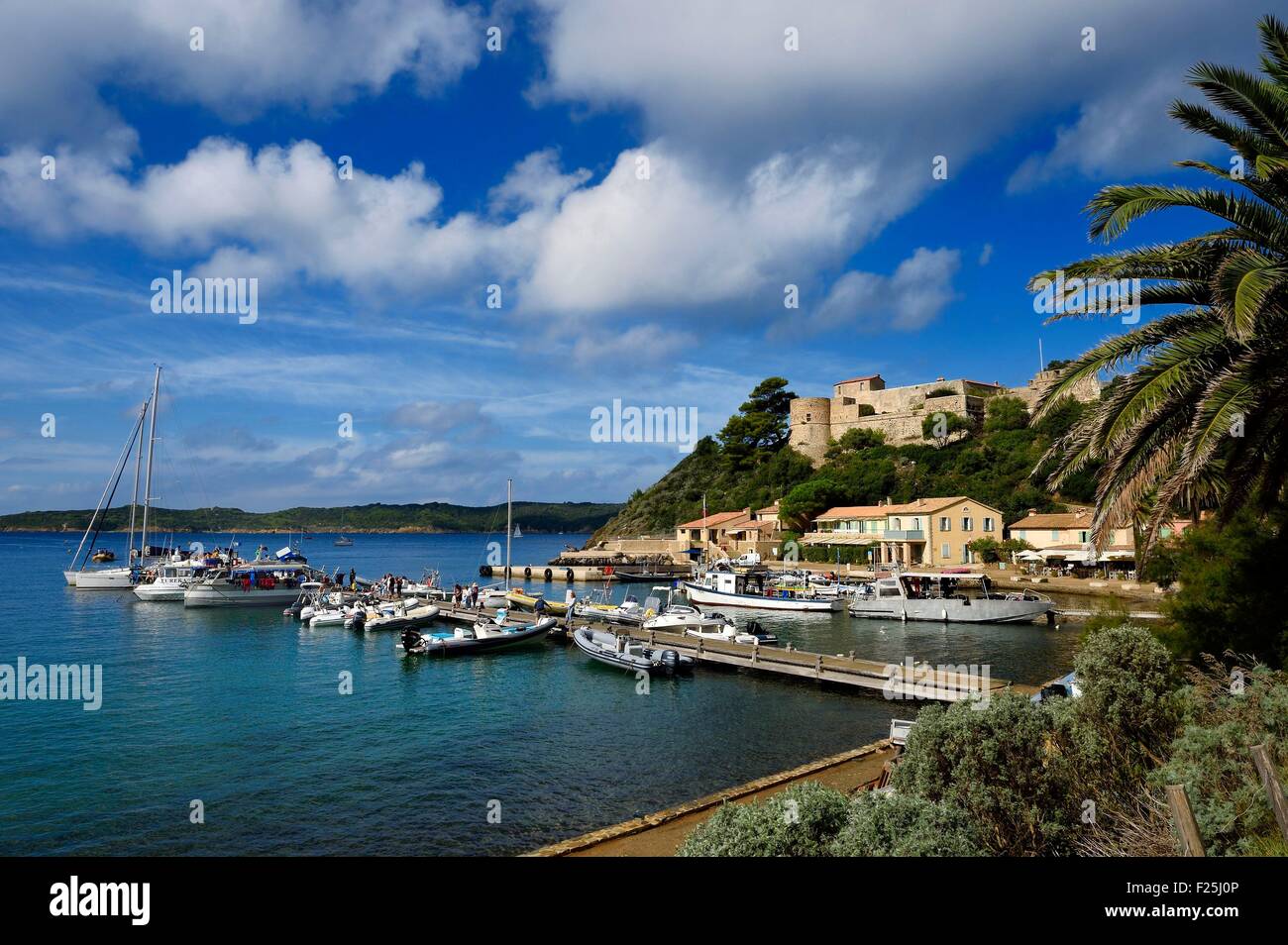 Francia, Var, Iles d'Hyeres, il Parc National de Port Cros (Parco Nazionale di Port Cros), isola di Port-Cros, Fort du Moulin affacciato sul villaggio di Port Cros Foto Stock