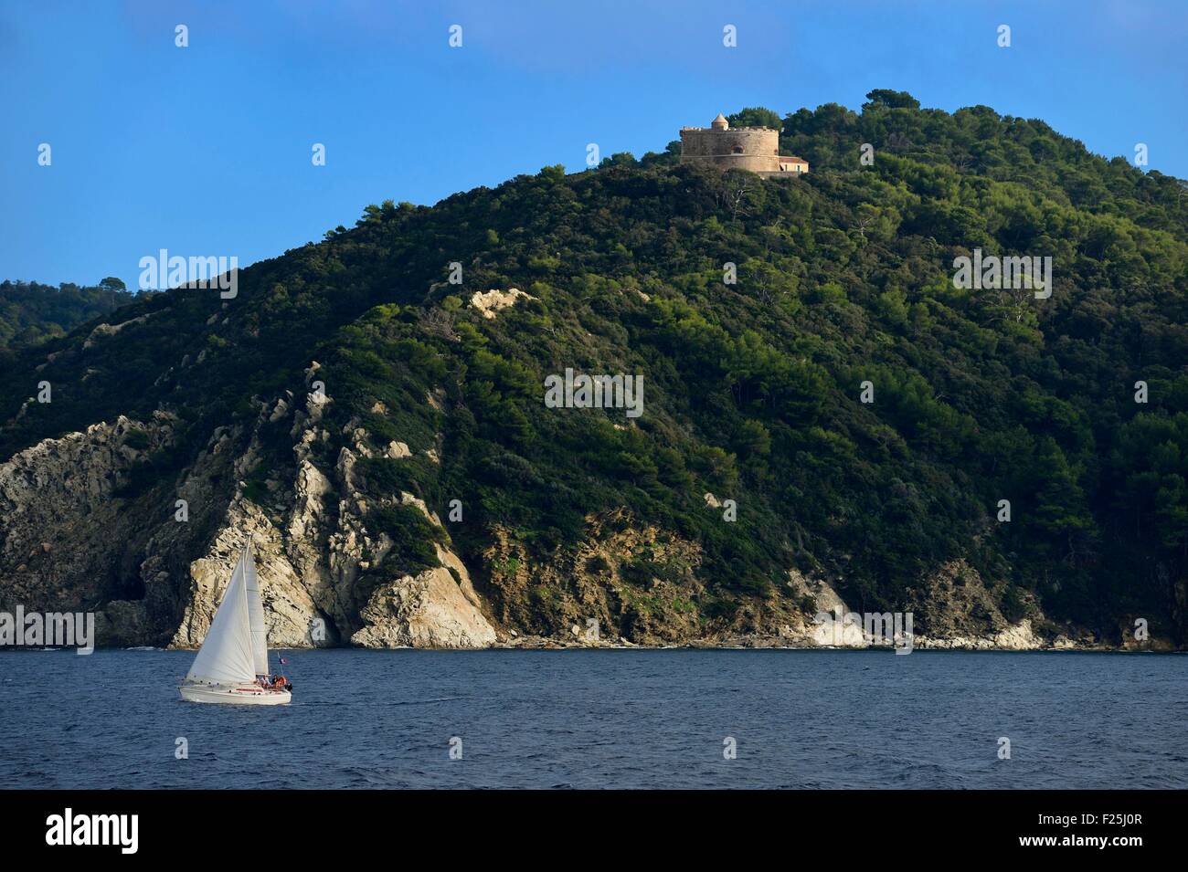 Francia, Var, Iles d'Hyeres, il Parc National de Port Cros (Parco Nazionale di Port Cros), Port-Cros isola, barca a vela passando sotto il Fort de L'Estissac sulla costa nord A la Pointe du Miladou Foto Stock