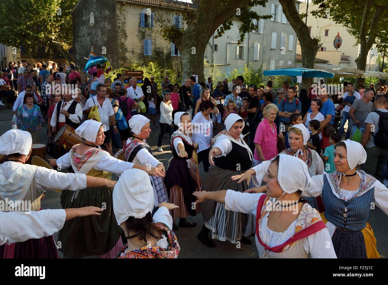 Francia, Var, Massif des Maures, CollobriΦres, gruppo di tradizionale provenzale ballerini e musicisti al festival di castagno Foto Stock