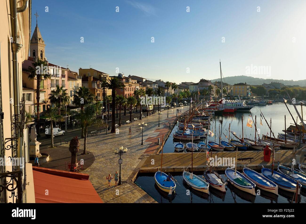Francia, Var, Sanary-sur-Mer, tradizionali barche da pesca chiamato pointus nel porto e St. Nazaire Chiesa Foto Stock