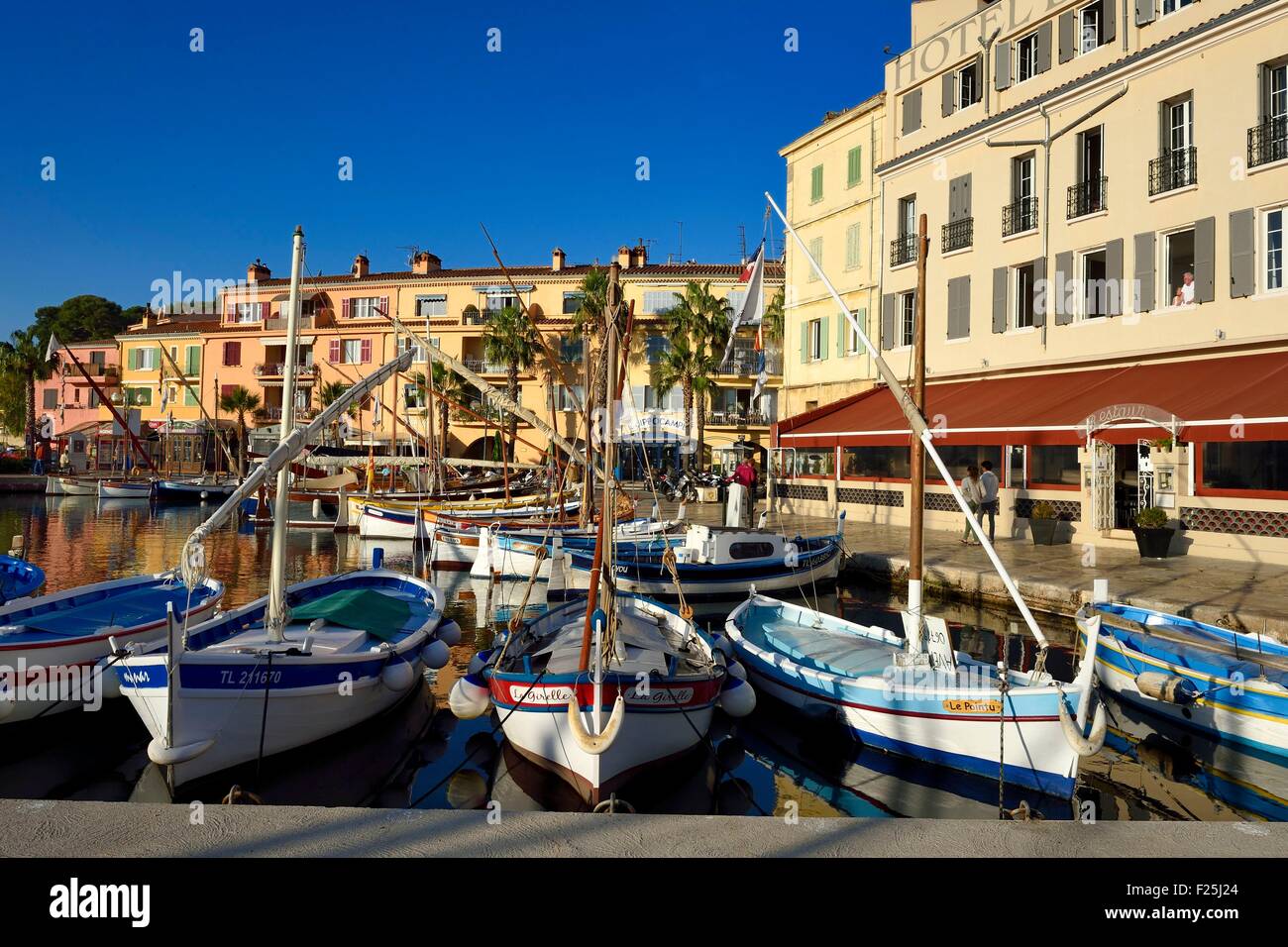 Francia, Var, Sanary-sur-Mer, tradizionali barche da pesca chiamato pointus nel porto Foto Stock
