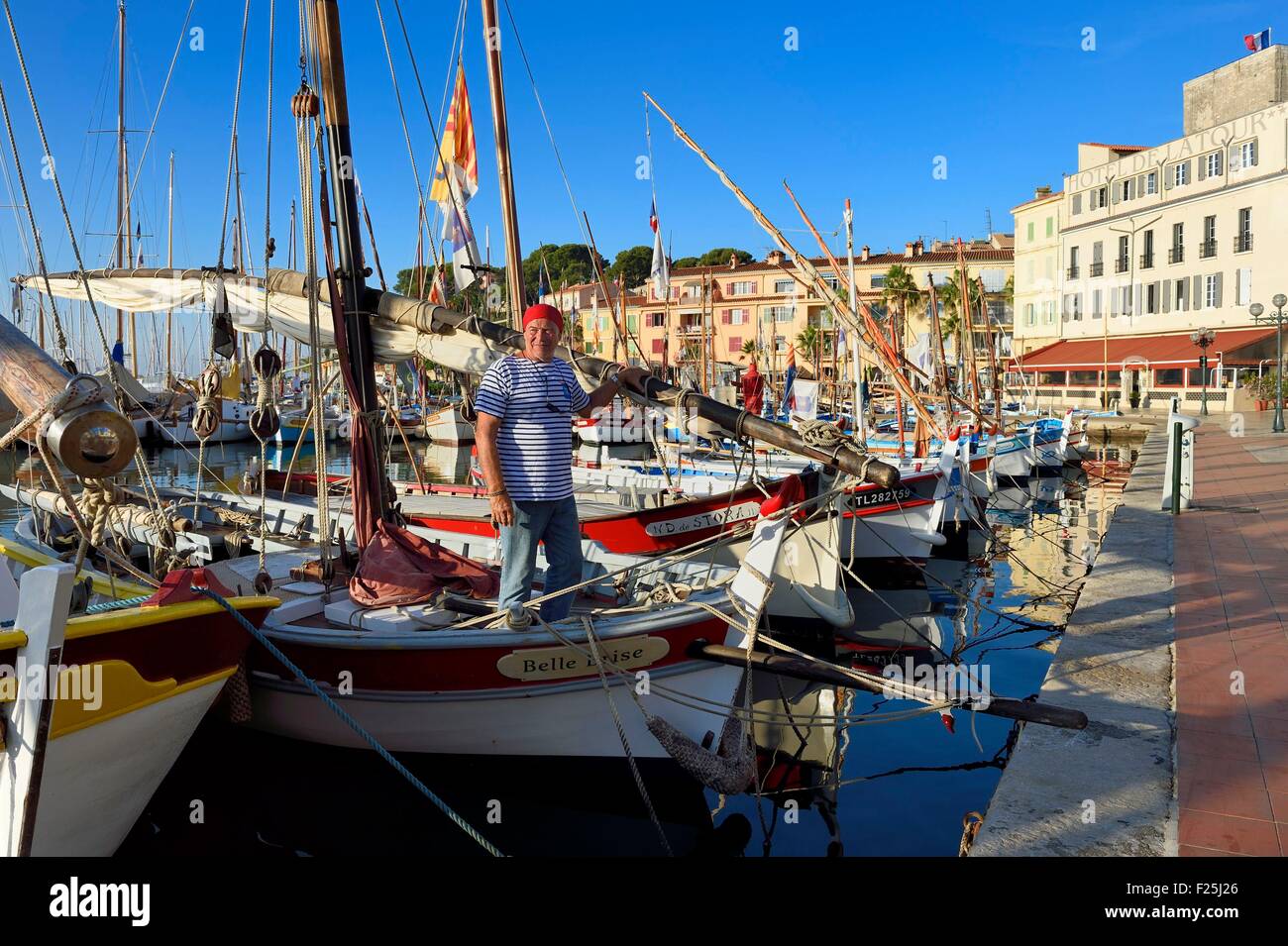 Francia, Var, Sanary-sur-Mer, tradizionali barche da pesca chiamato pointus nel porto Foto Stock