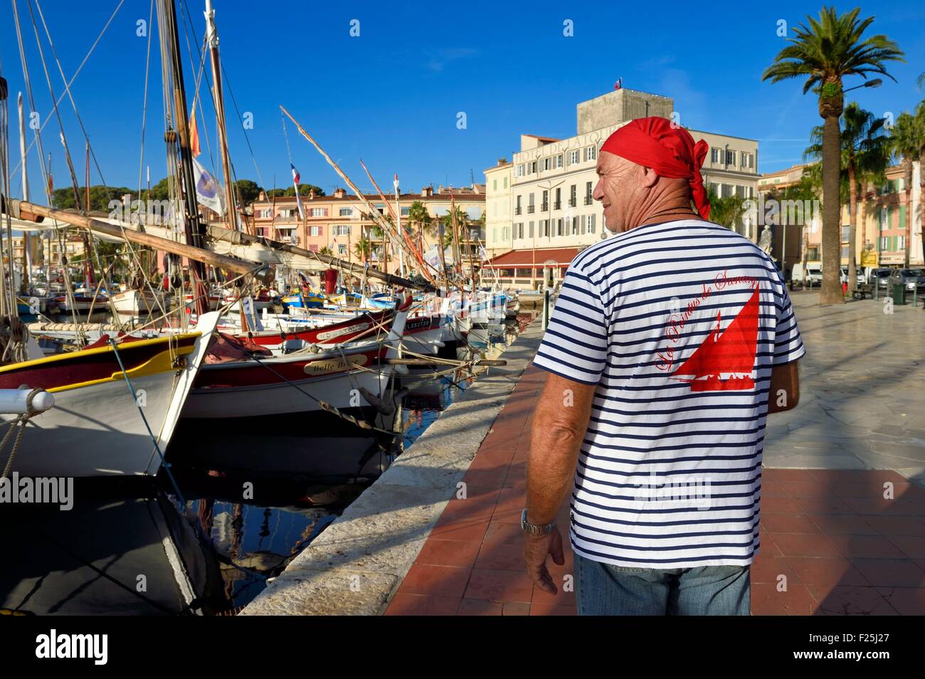 Francia, Var, Sanary-sur-Mer, tradizionali barche da pesca chiamato pointus nel porto, Christian Benet chi è presidente di Sanary Pointus association Foto Stock