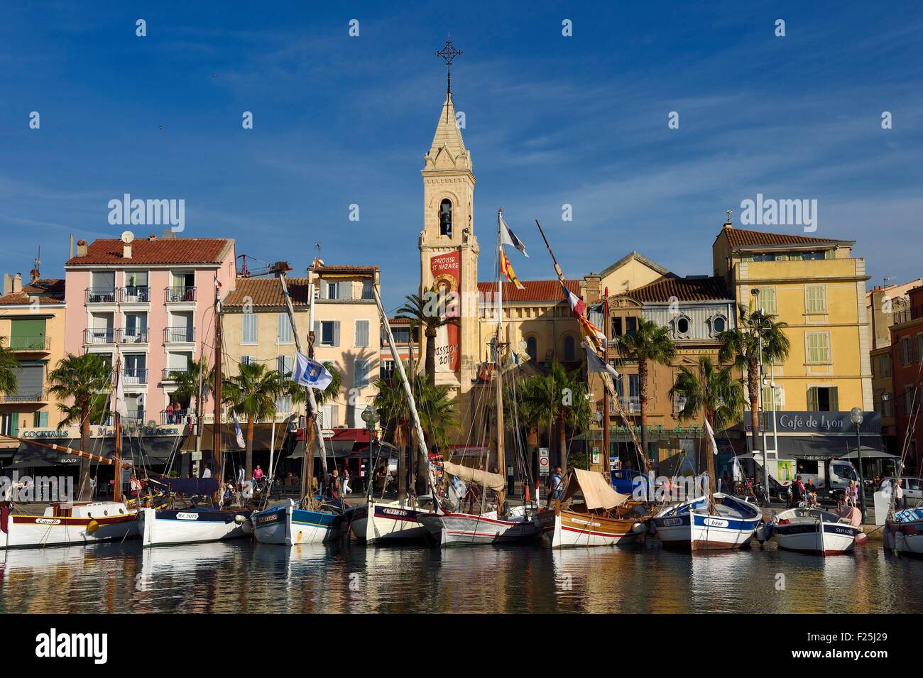 Francia, Var, Sanary-sur-Mer, tradizionali barche da pesca chiamato pointus nel porto e St. Nazaire Chiesa Foto Stock