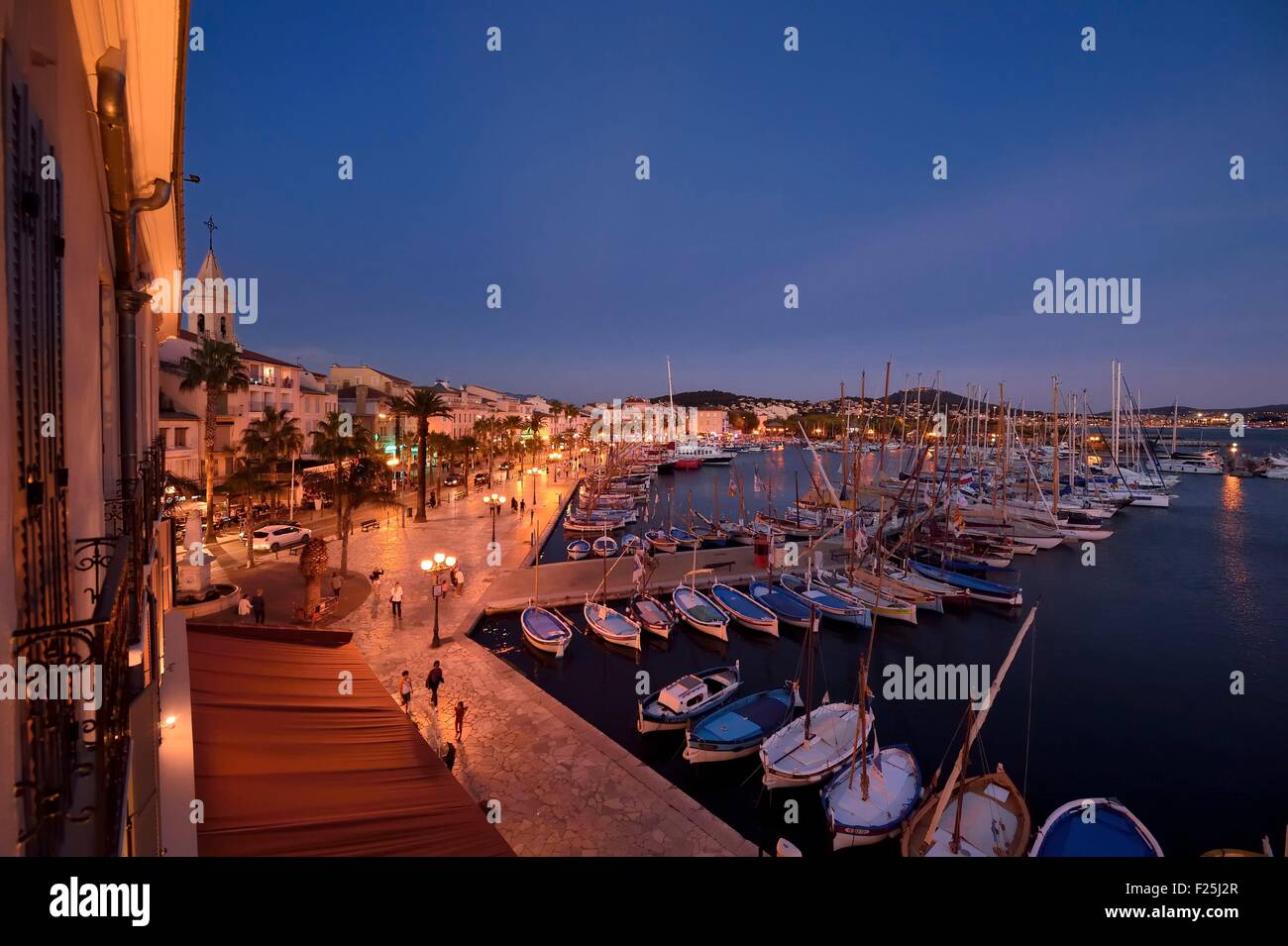 Francia, Var, Sanary-sur-Mer, tradizionali barche da pesca chiamato pointus nel porto e St. Nazaire Chiesa Foto Stock