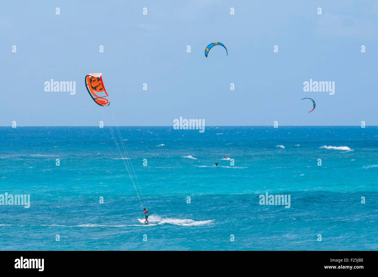 Isola di Barbados, south coast, il Surfer's punto, kitsurf nella parte anteriore del pollice Marlow county, scuola di surf del celebre campione del mondo Alan Burke, Cristo chiesa parrocchiale Foto Stock