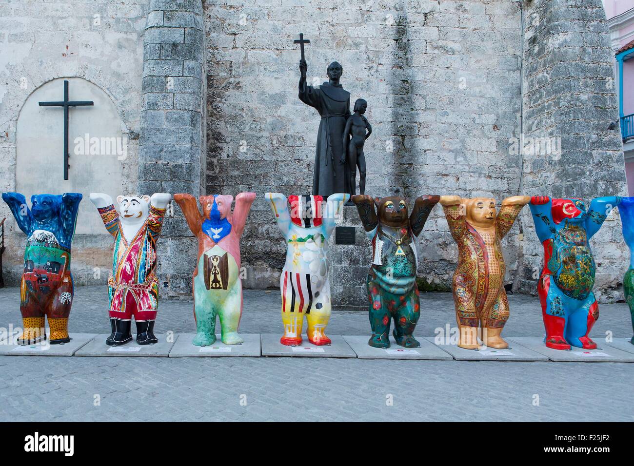 Cuba, Ciudad de la Habana Province, Avana Habana Vieja district elencati come patrimonio mondiale dall' UNESCO, itinerante esposizione tedesco noto come regno Buddy poggia su San Francisco de Asis square Foto Stock