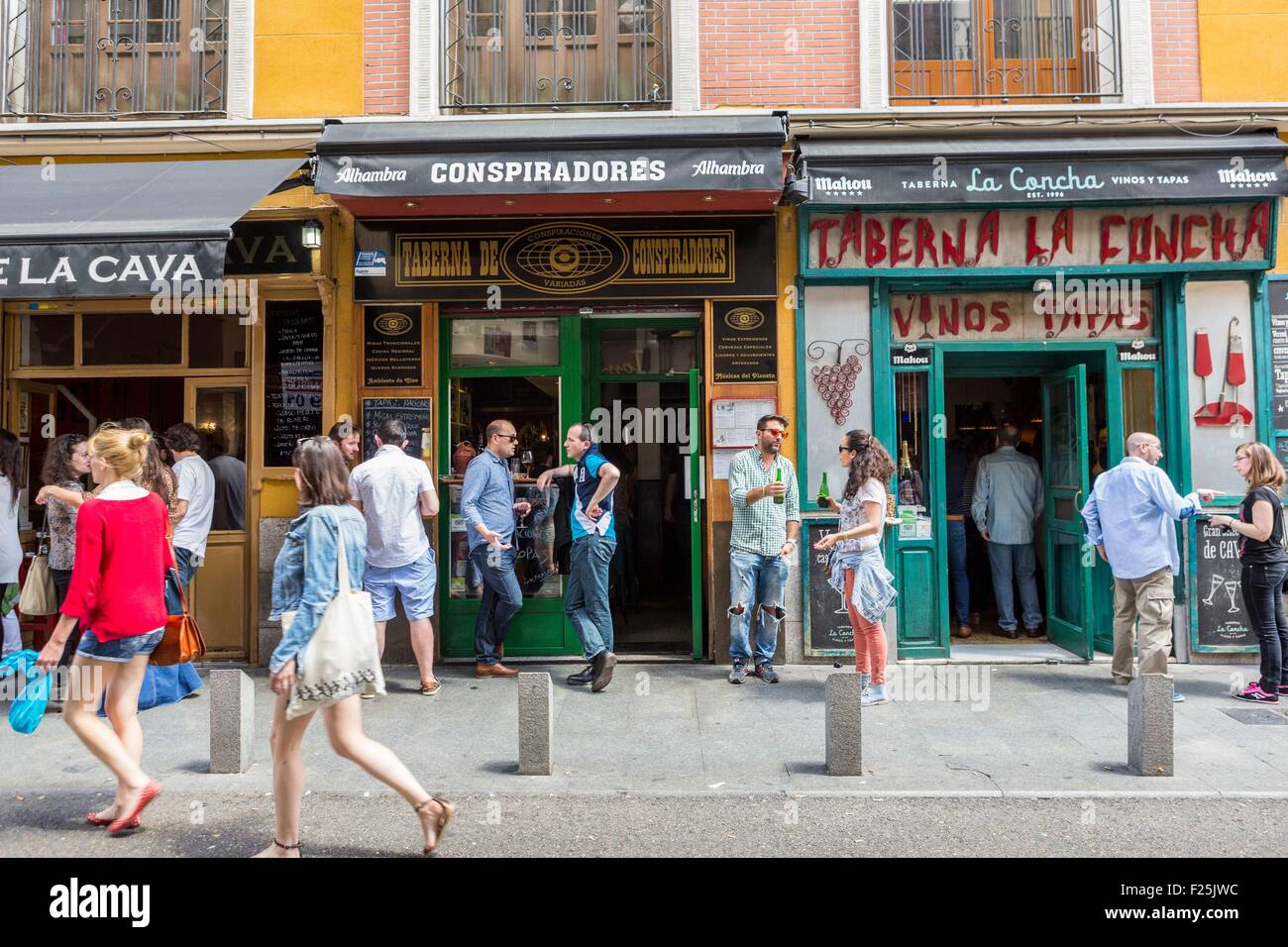 Bar nel quartiere La Latina di Madrid, Spagna Foto stock - Alamy