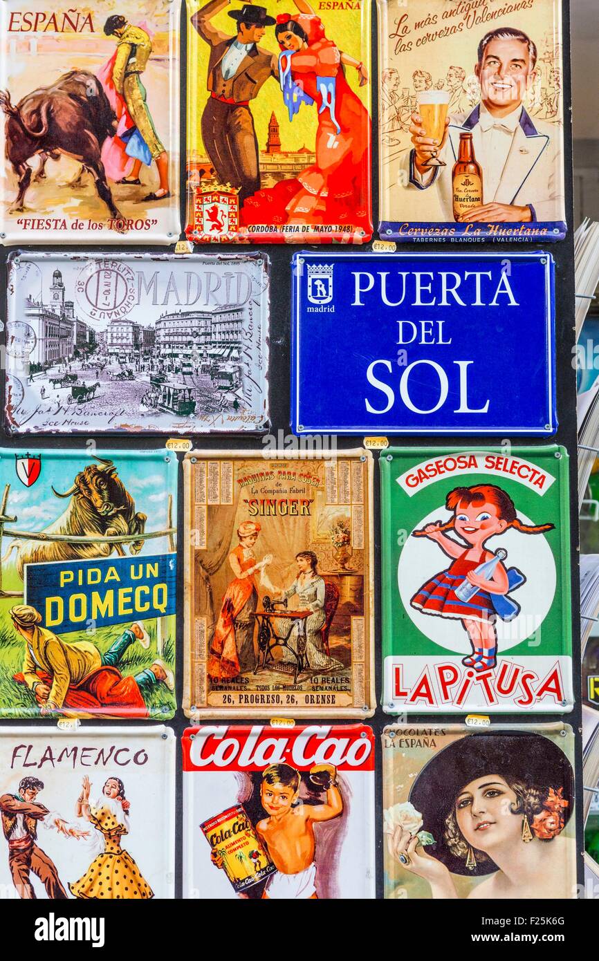 Spagna, Madrid, quartiere Latina, Plaza Mayor, il negozio di souvenir Foto Stock