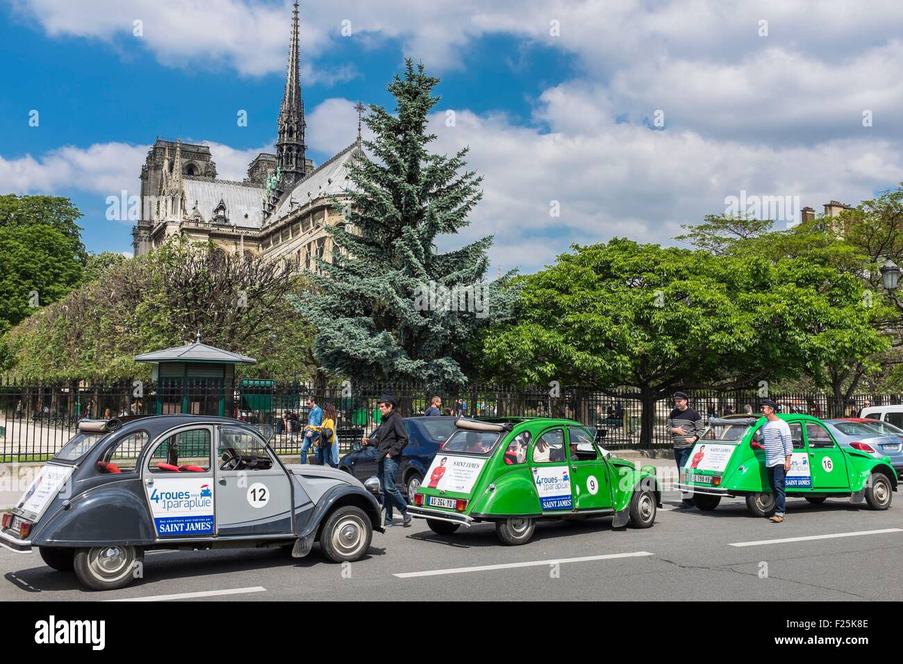 Francia, Parigi, zona elencata come patrimonio mondiale dall'UNESCO, la cattedrale di Notre Dame, tour della città in 2 CV auto con l'agenzia 4 roues sous 1 parapluie Foto Stock
