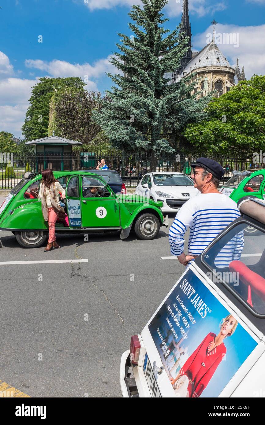 Francia, Parigi, zona elencata come patrimonio mondiale dall'UNESCO, la cattedrale di Notre Dame, tour della città in 2 CV auto con l'agenzia 4 roues sous 1 parapluie Foto Stock