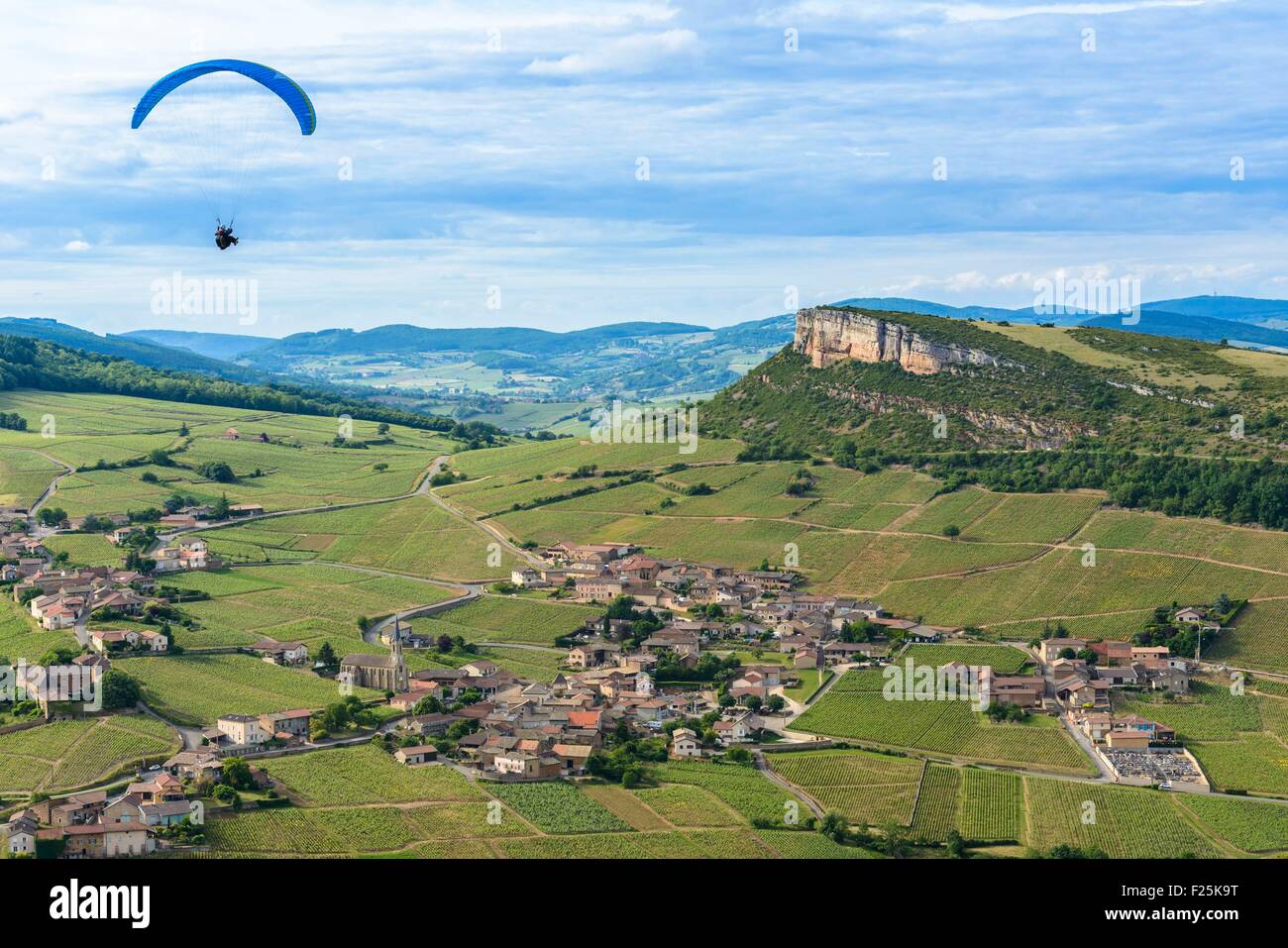 Francia, Saône et Loire, Maconnais vigneto, parapendio sopra Vergisson village, vista dalla cima della Roccia Solutre Foto Stock