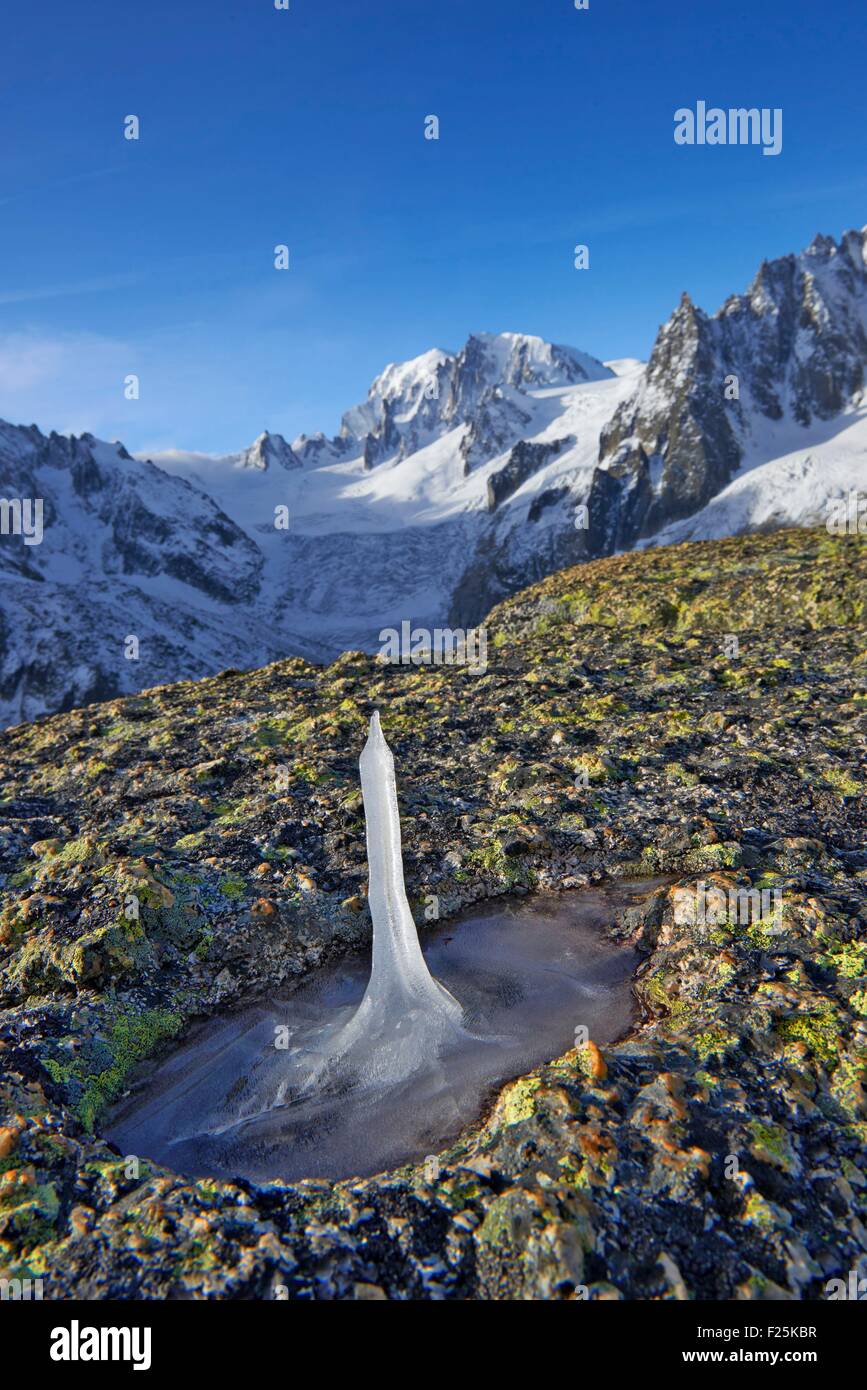 Francia, Haute Savoie, Chamonix Mont Blanc (4810m) e una stalagmite di ghiaccio di sunrise, Mont Blanc gamma Foto Stock