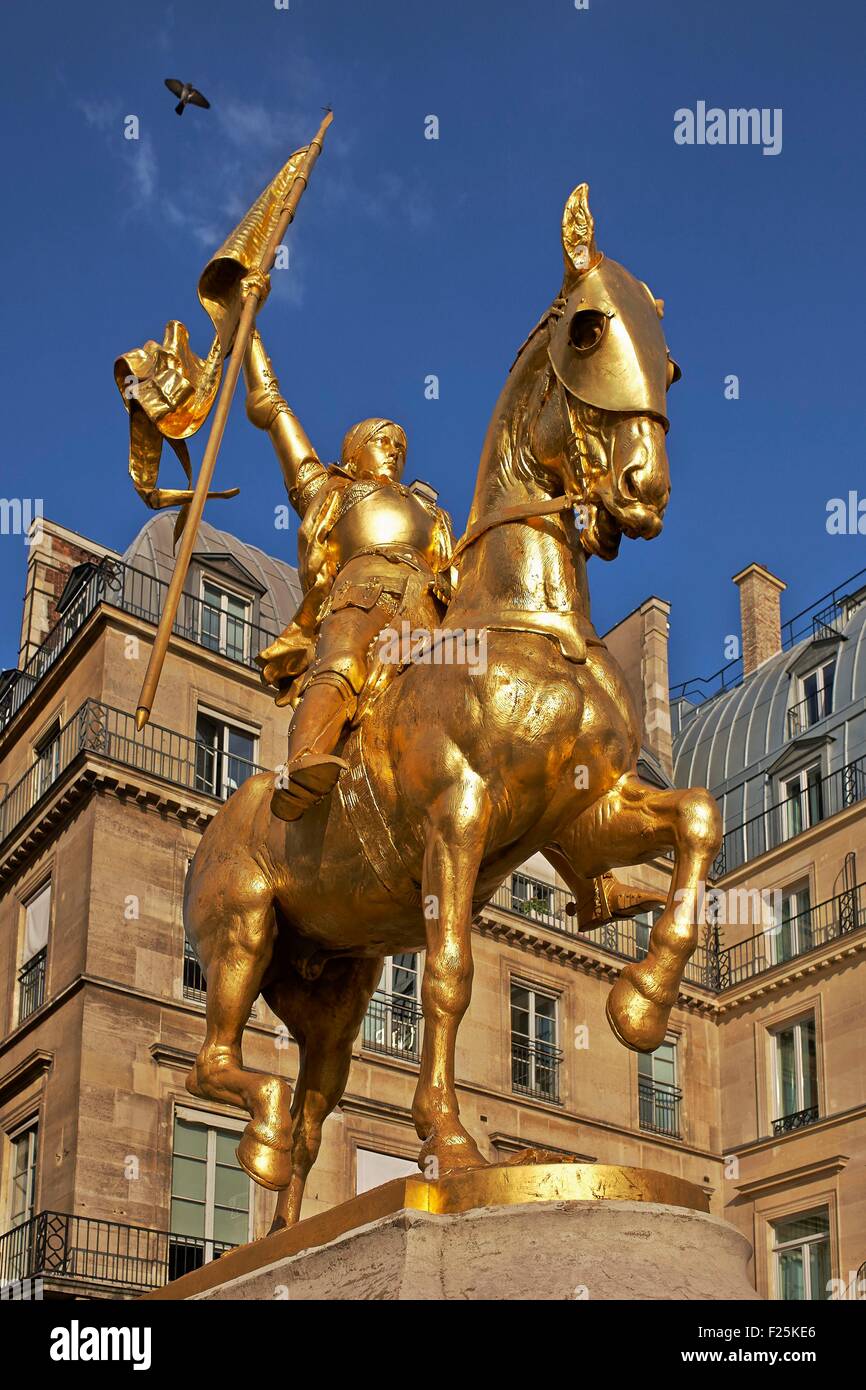 Francia, Parigi, Place des Pyramides statua equestre di Giovanna d'arco da Emmanuel FrΘmiet e la facciata della Regin hotel Foto Stock