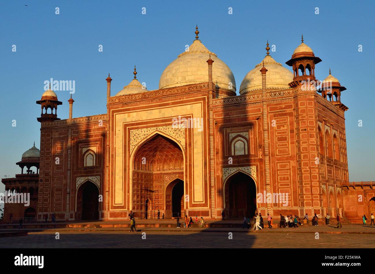 India, nello Stato di Uttar Pradesh, pietra arenaria rossa mosque sul Taj Mahal sito, elencato come patrimonio mondiale dall' UNESCO Foto Stock