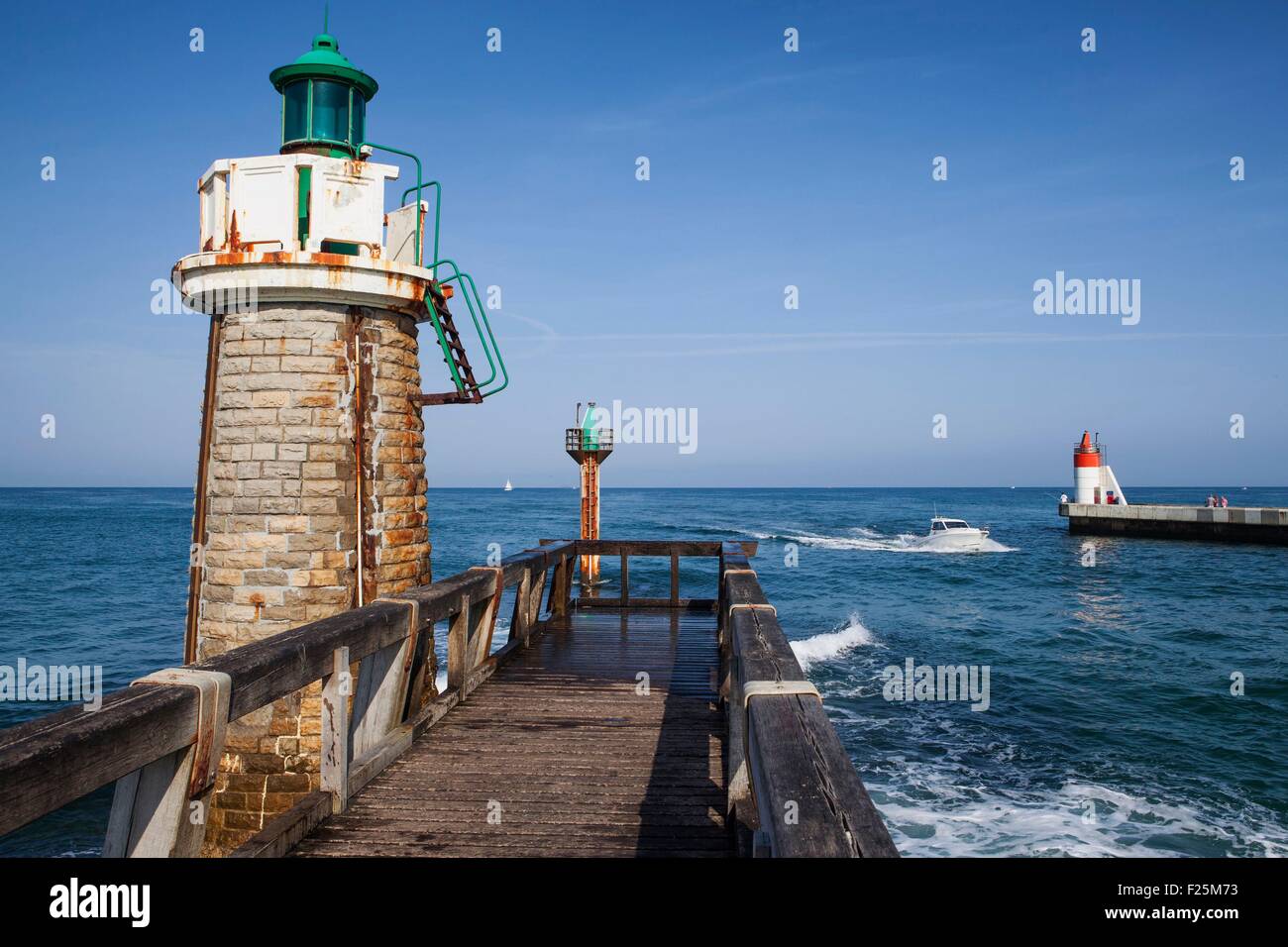 Francia, Landes, Golfo di Biscaglia, Capbreton, Hossegor Pier, il molo del porto di Capbreton Foto Stock