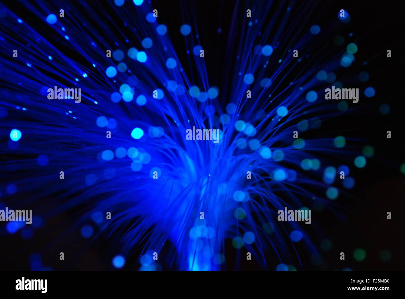 Abstract blur sullo sfondo del verde e del blu in fibra ottica Foto Stock
