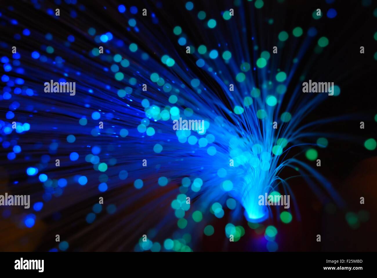 Abstract blu blur sullo sfondo della fibra ottica con bokeh di fondo Foto Stock
