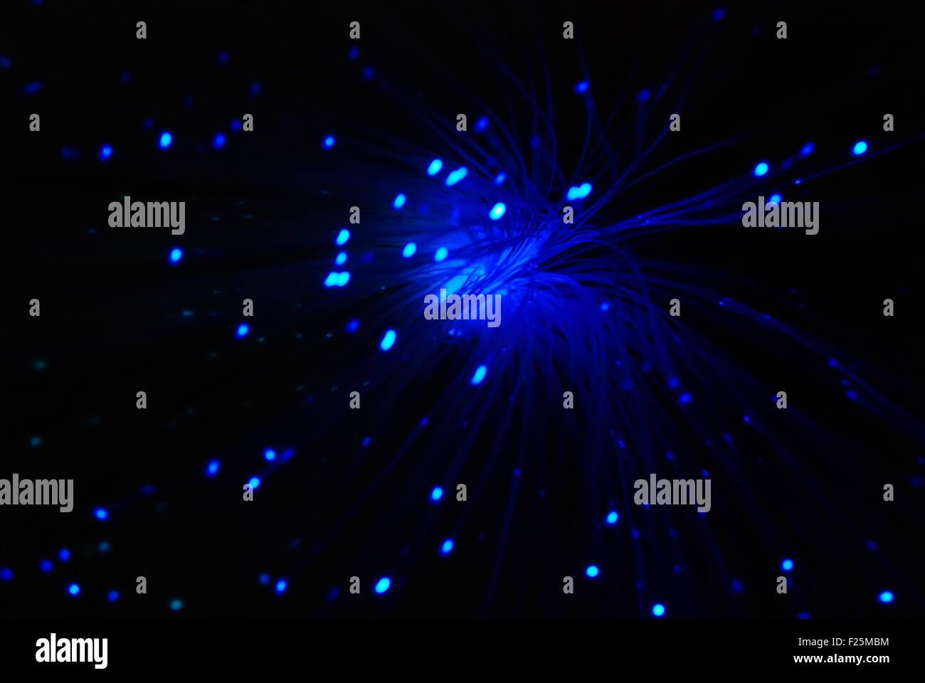 Abstract blu blur sullo sfondo della fibra ottica Foto Stock