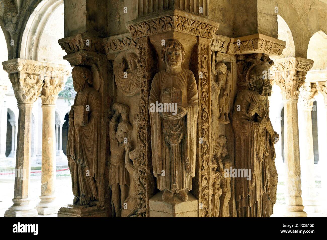 Francia, Bouches du Rhone, Arles, la chiesa di St Trophime del 12th del xv secolo, classificato come patrimonio mondiale dall UNESCO, il chiostro Foto Stock