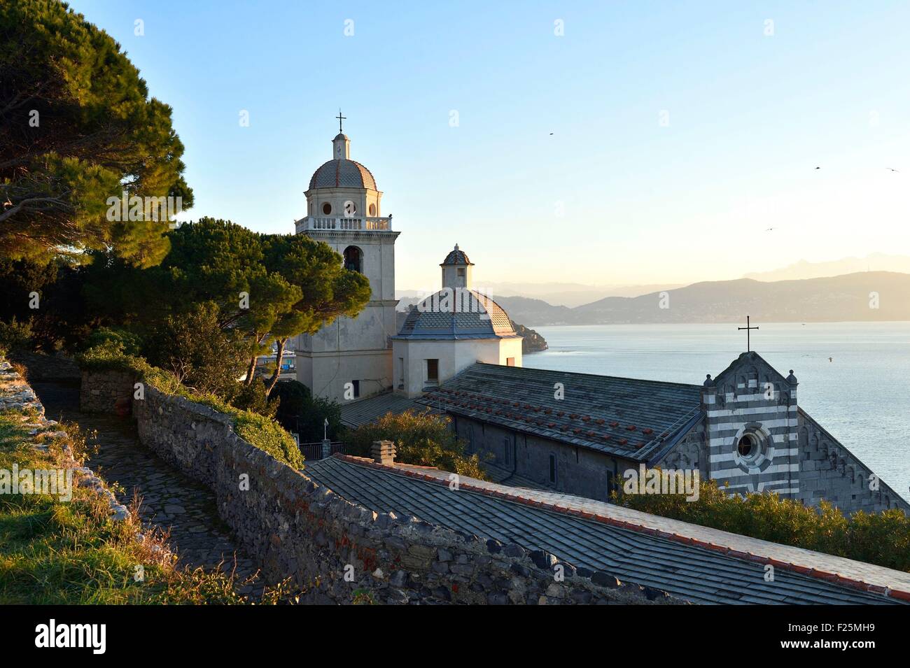 In Italia, la Liguria Cinque Terre, il Parco Nazionale delle Cinque Terre sono classificati come patrimonio mondiale dall'UNESCO, Portovenere situato nel Golfo dei Poeti, Chiesa di San Lorenzo Foto Stock