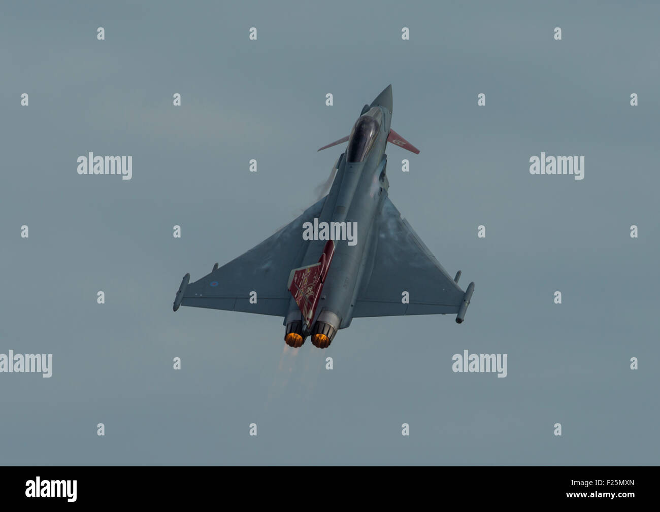 RAF Eurofighter Typhoon FGR4 jet volare a Clacton air show UK Foto Stock