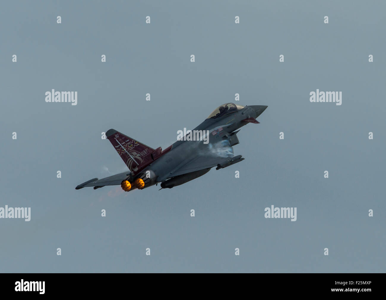 RAF Eurofighter Typhoon FGR4 jet volare a Clacton air show UK Foto Stock