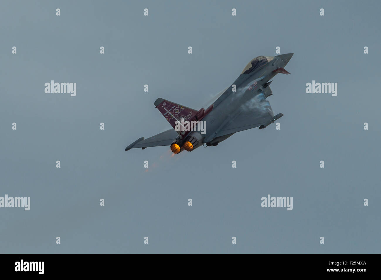 RAF Eurofighter Typhoon FGR4 jet volare a Clacton air show UK Foto Stock