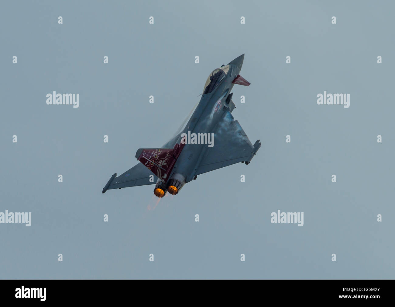 RAF Eurofighter Typhoon FGR4 jet volare a Clacton air show UK Foto Stock