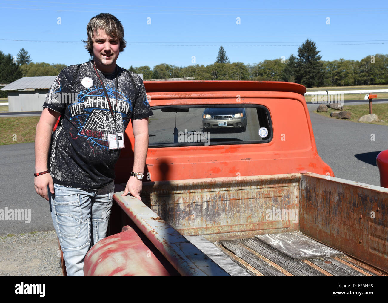 Forche, STATI UNITI D'AMERICA. Decimo Sep, 2015. Aaron Giovanni dall'Inghilterra si appoggia contro un pick-up, un analogo carrello azionato dal personaggio principale di Bella nel "Twilight" serie movie in forcelle, STATI UNITI D'AMERICA, 10 settembre 2015. Giovanni è arrivato in occasione del festival che celebra il decimo anniversario della prima pubblicazione del crepuscolo serie. La città di forcelle negli Stati Uniti Stato di Washington è salito a fama in tutto il mondo dopo il rilascio del crepuscolo libri e serie di film. Foto: Chris Melzer/dpa/Alamy Live News Foto Stock
