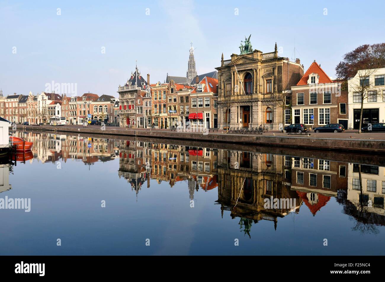 Paesi Bassi Olanda Settentrionale, Haarlem, fiume Spaarne con Teylers Museum e Grote Kerk Foto Stock