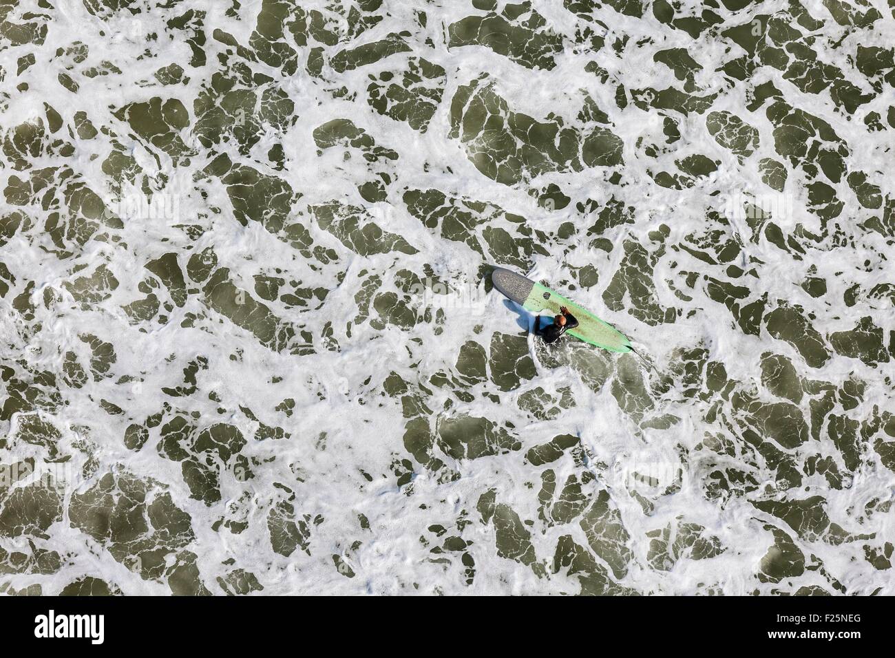Francia, Charente Maritime, Le grand village plage, la Grande Plage ou Plage de la GiraudiΦre, surfer circondato dalla schiuma del mare (vista aerea) Foto Stock