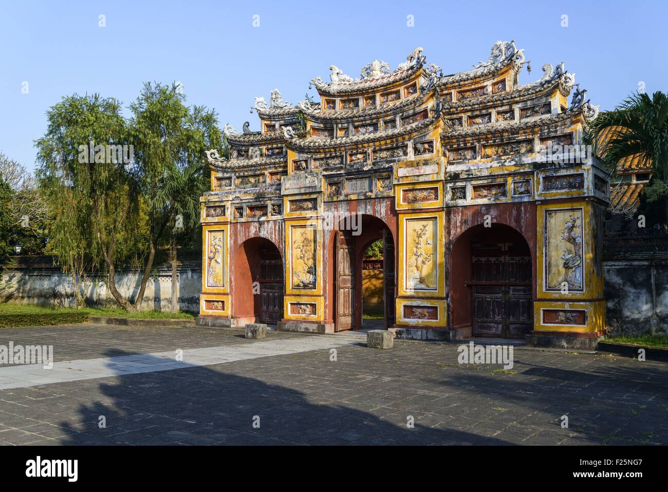 Il Vietnam, Thua Thien Huê provincia, tonalità, la Città Proibita o viola città nel cuore della città imperiale, elencato come sito del Patrimonio Mondiale dall'UNESCO, porta del tempio di Hung Mieu o appeso a Foto Stock