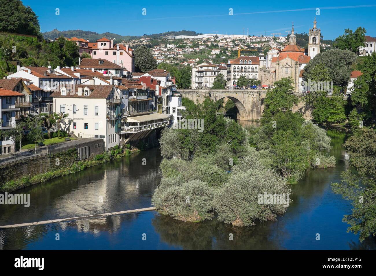 Il Portogallo, regione nord, Amarante, pittoresco villaggio sul bordo del fiume Tamega dal XVI secolo la chiesa di Sao Gonτalo Monastero ed il XVIII secolo Sao Gonτalo Bridge Foto Stock