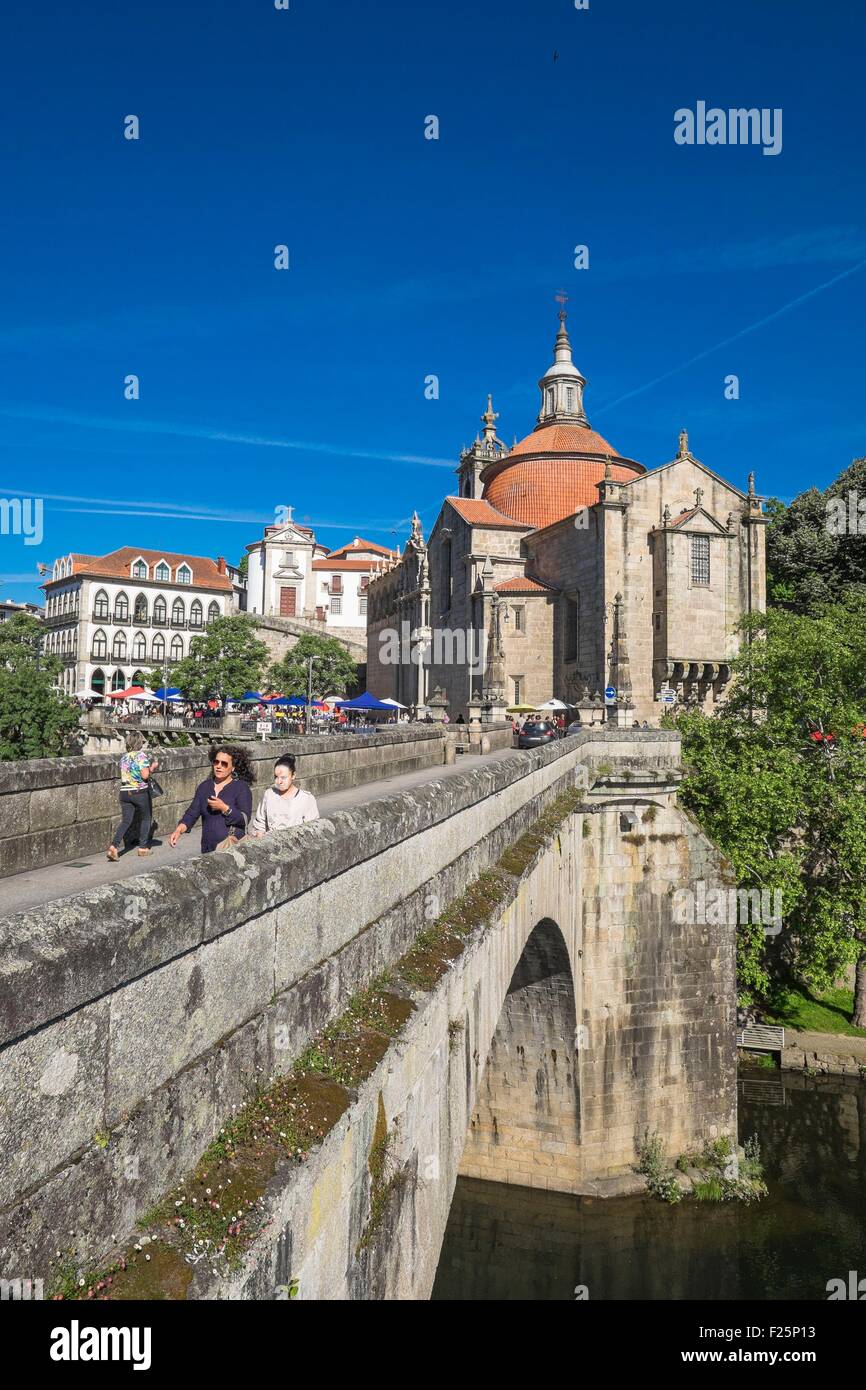 Il Portogallo, regione nord, Amarante, pittoresco villaggio sul bordo del fiume Tamega dal XVI secolo la chiesa di Sao Gonτalo Monastero ed il XVIII secolo Sao Gonτalo Bridge Foto Stock