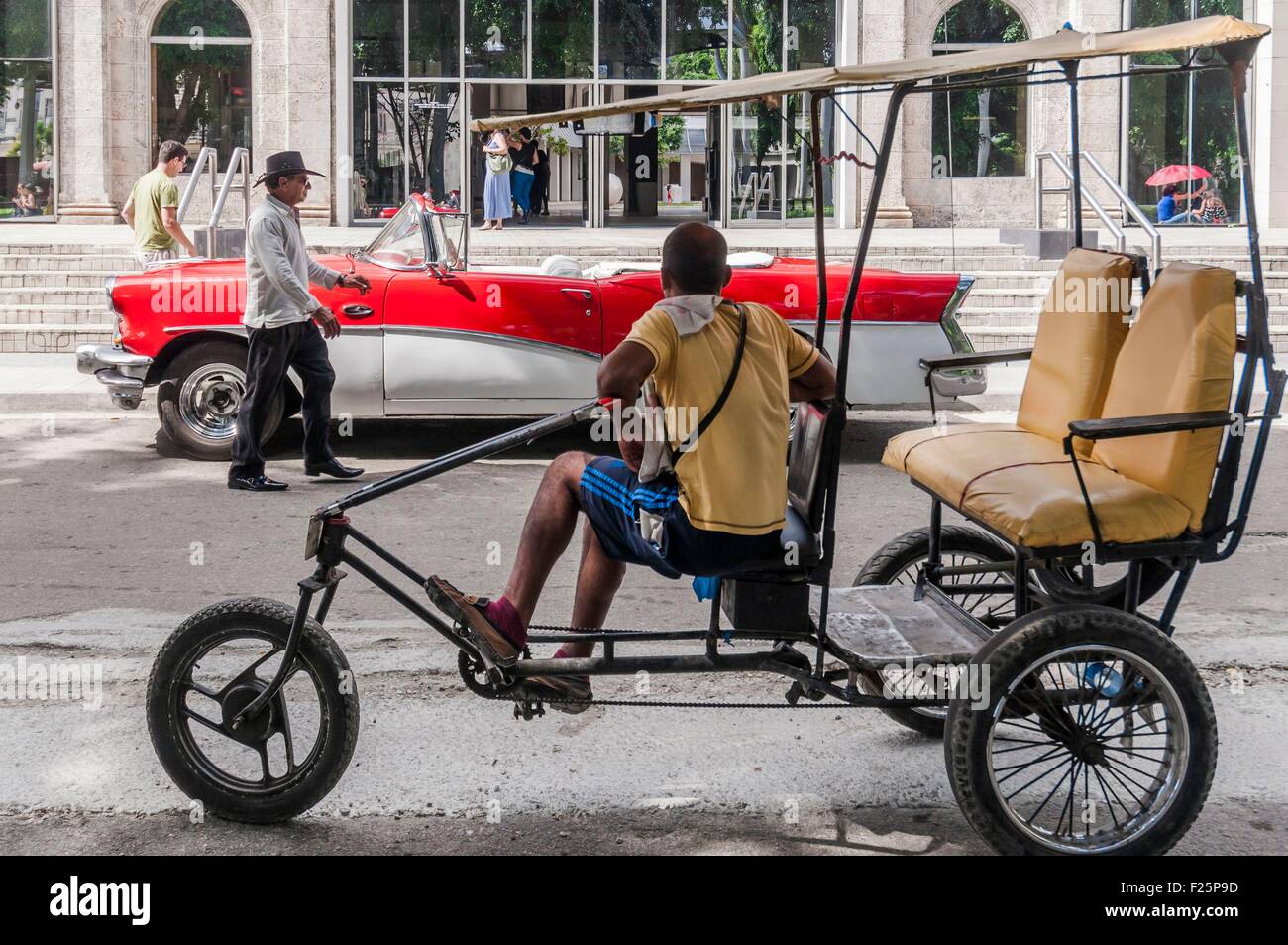 Cuba, La Habana, Parque Central District, in fronti di Arts Museum Foto Stock